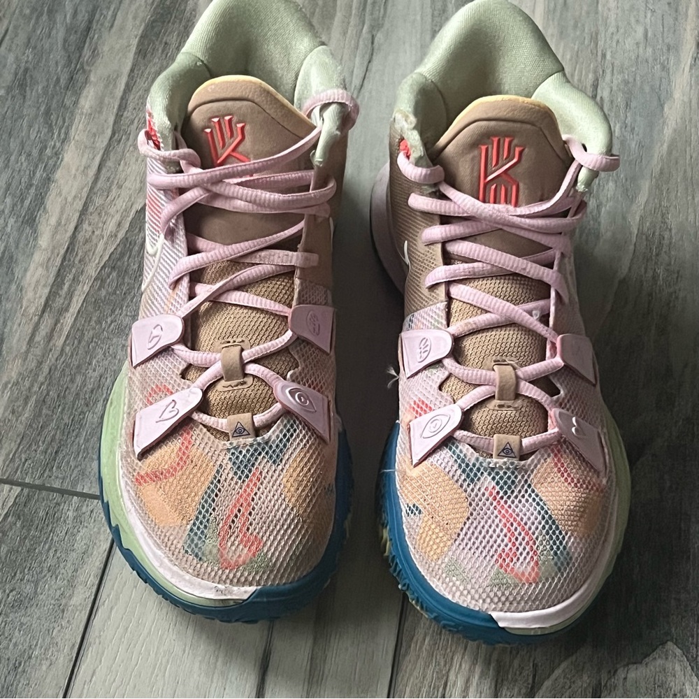 NIKE KYRI 7 “1 World 1 People” Regal Pink Basketball Shoes US SIZE 8